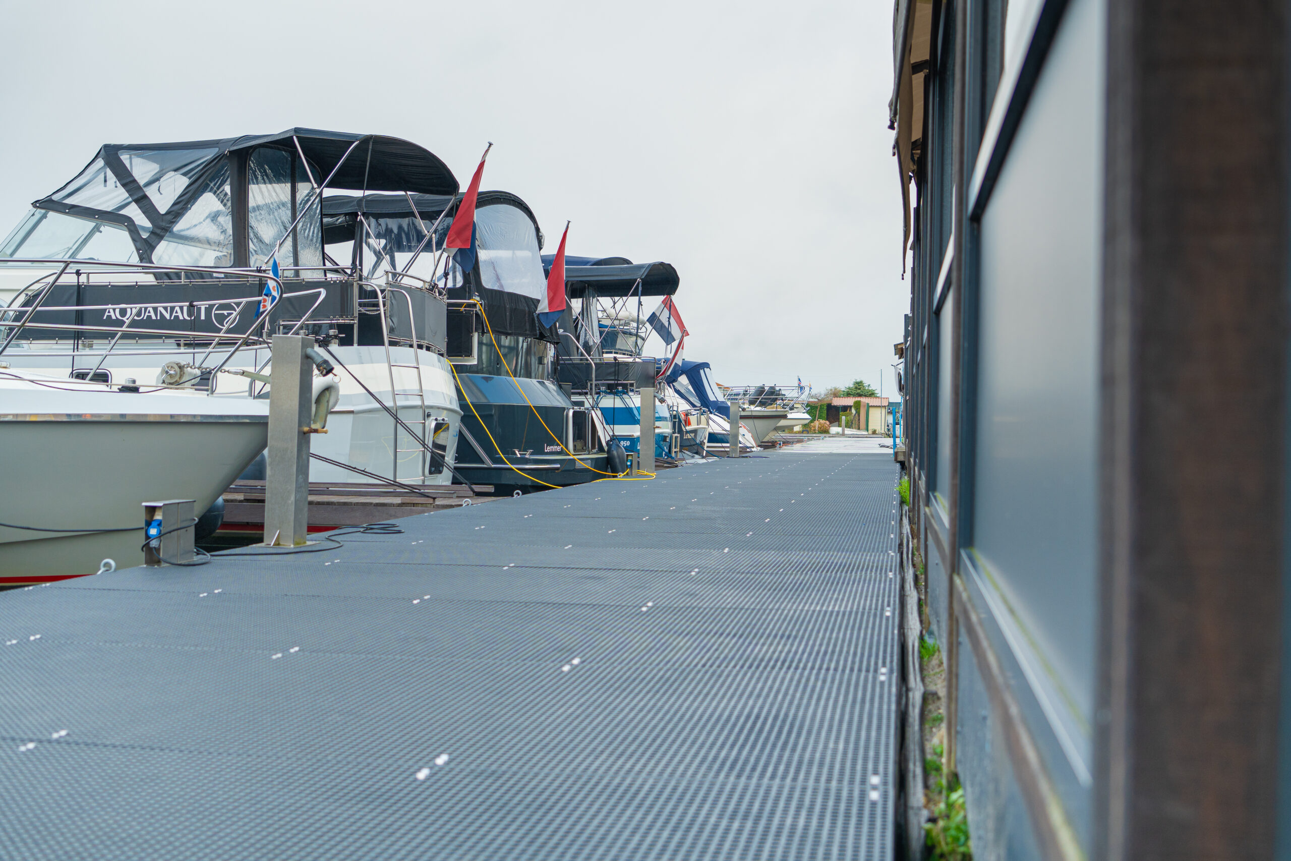 Kunststof steigerroosters aan steiger