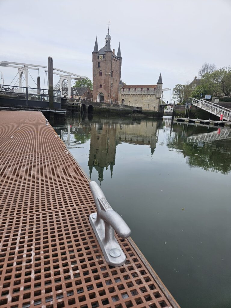 Vertikaal beeld steiger Zierikzee met kunststof roosters