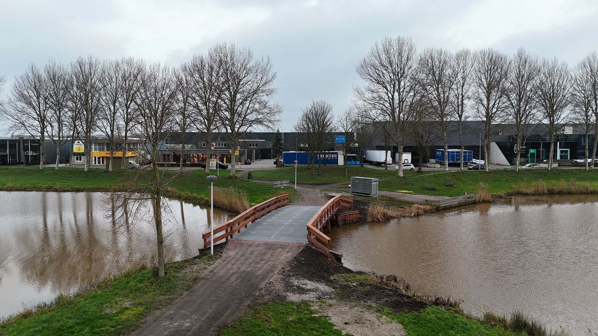 Houten brug met kunststof looproosters bovenaanzicht