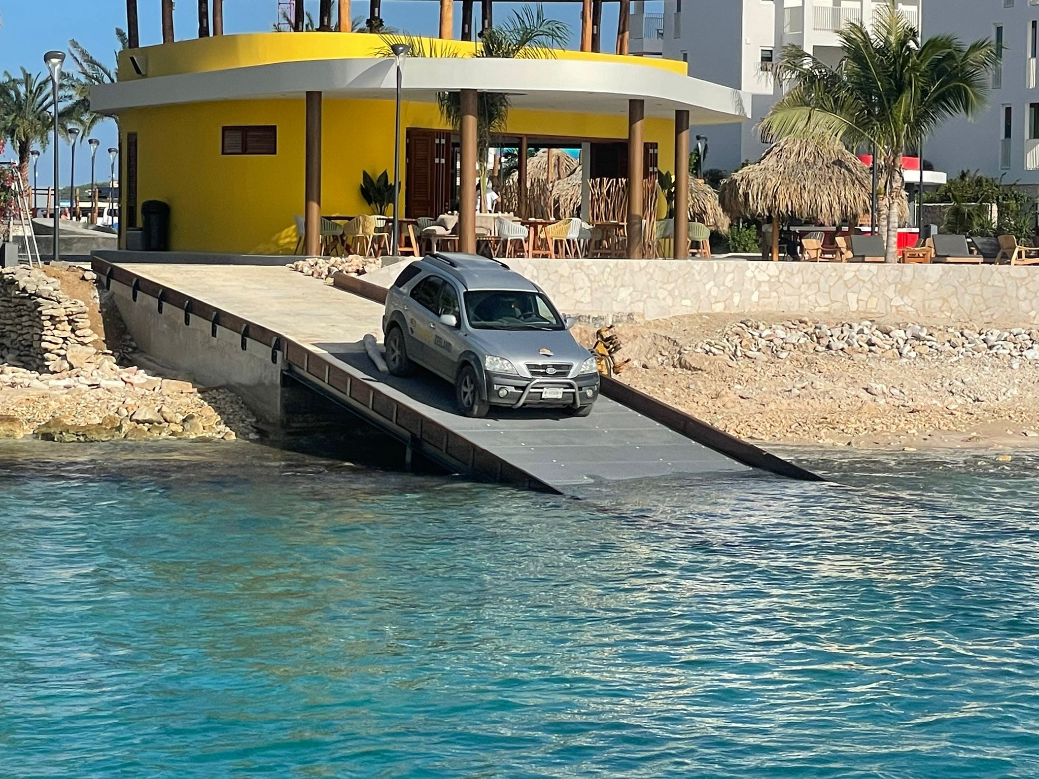 Auto op boothelling met kunststof roosters
