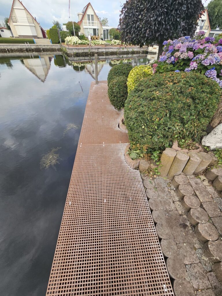 Kade bij woning met kunststof en minimesh roosters