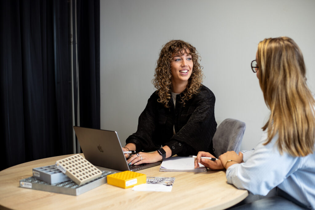 Two Geveka employees talking at a table