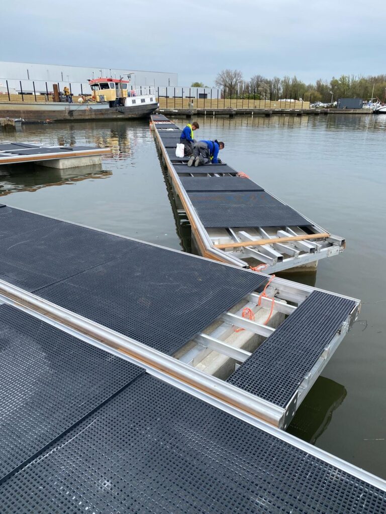 Monteren van Mini Mesh roosters voor Jachthaven Willebroek