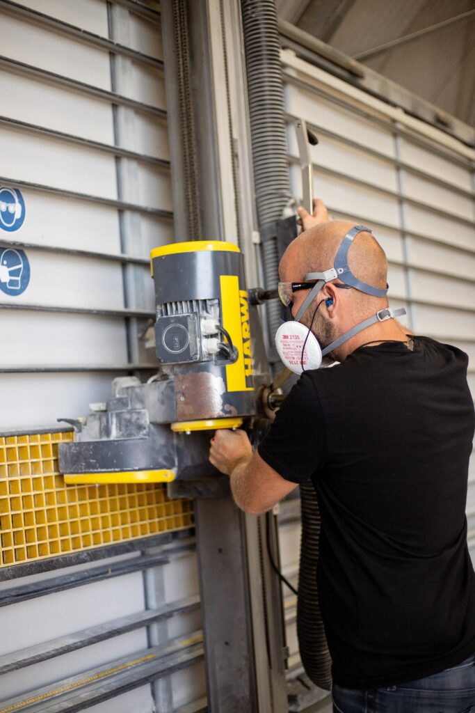 Het op maat zagen van kunststof roosters door Geveka Roosters