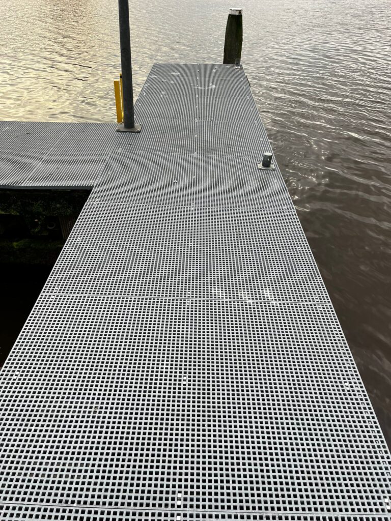Mini Mesh kunststofroosters van Geveka Roosters voor Recreatiecentrum Zwartsluis.